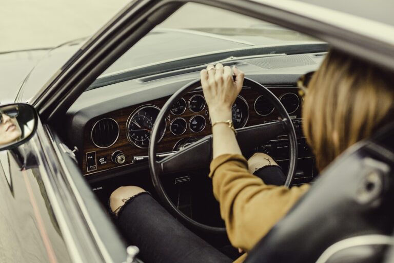 Zakaj mladi vse manj vozijo motorje in avtomobile?