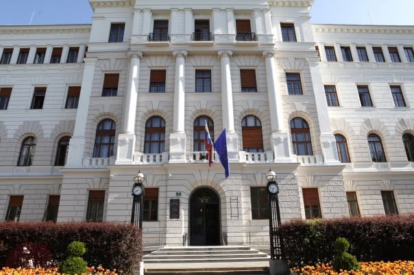 Šokantni napad v Rugljevi hiši: Alternativne terapije pod drobnogledom 1 sokantni napad v rugljevi hisi alternativne terapije pod drobnogledom 6a30f4907261f 1781593232