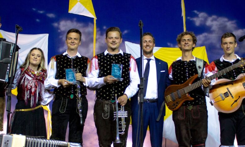 Ansambel Obisk navdušil s čustvenim valčkom na Števerjanu #foto 1 ansambel obisk navdusil s custvenim valckom na steverjanu foto 6a4e8218c400e 1783530008
