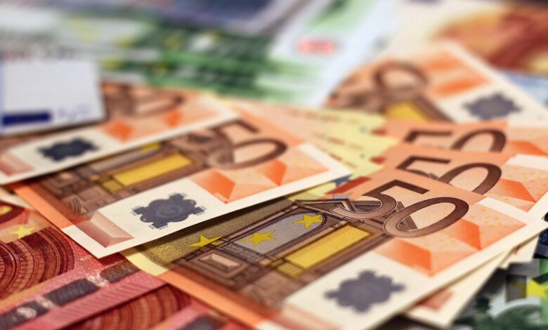 Ministrica Ribič uvaja strožji nadzor nad socialno pomočjo 1 euro 1