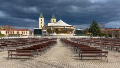 sokanten vandalizem v medzugorju romarsko sredisce oskrunjeno z grafiti in pozarom 6a6899dc94130 1785240028