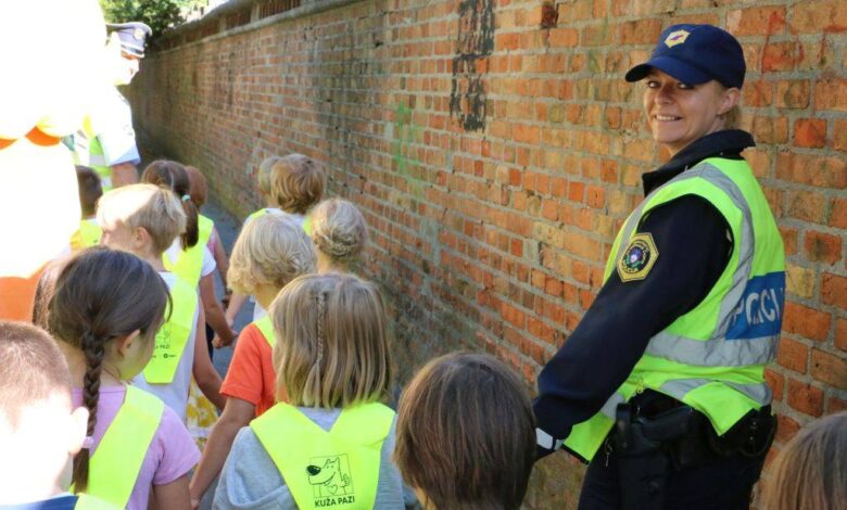 Policisti poostreno nadzirajo šolske poti za varnost otrok 1 policisti poostreno nadzirajo solske poti za varnost otrok 6a9042ec81940 1787839212