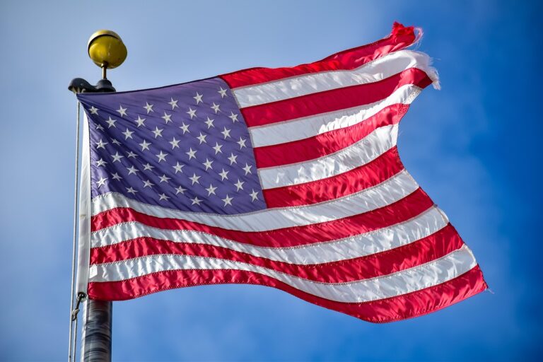 Ameriški nadzor nad ključno svetovno naftno potjo: Hormuška ožina pod budnim očesom ZDA