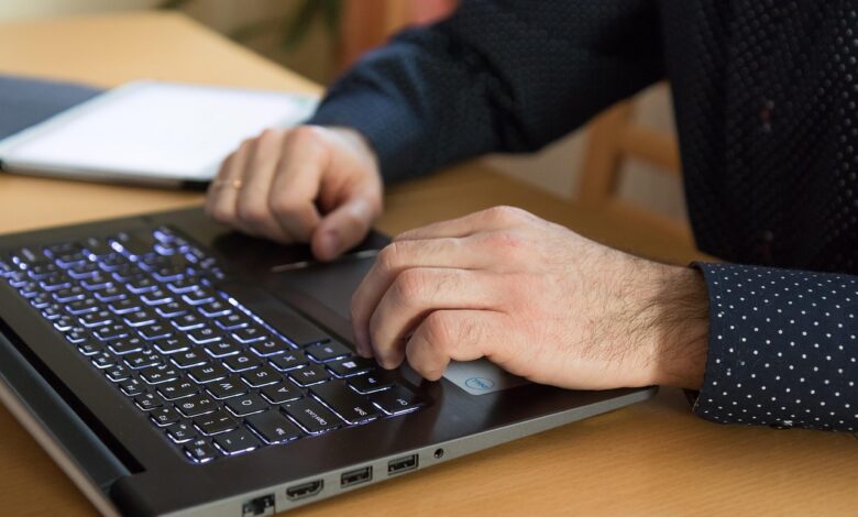 Nova pravila EU: Kako bo umetna inteligenca spremenila spletne vsebine? 1 work on computer