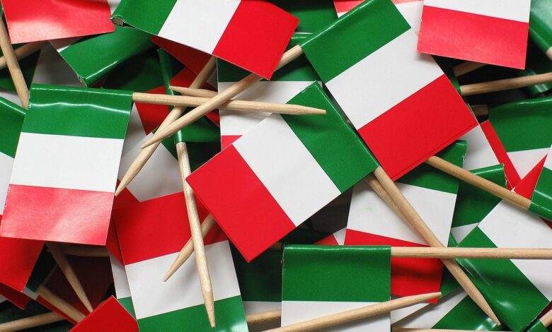 italijanska mesta zajeli protesti na ulicah mladi policija uporabila solzivec in vodne topove video 6ad47c96c5240 1792310422