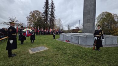 na cviblju poklon zrtvam vojne zupan je poudaril da mir in svoboda nista samoumevna foto 6addd33641233 1792922422