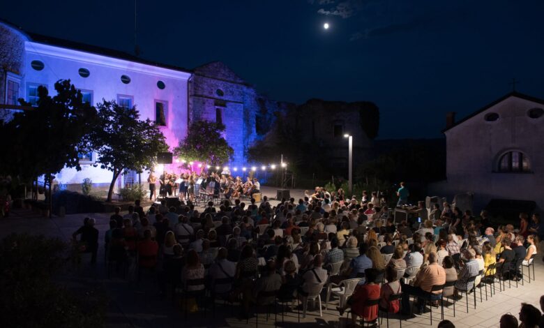 prvi festival pritegnil vec kot 2000 obiskovalcev v mestu 6ac5fc08d5327 1791360008